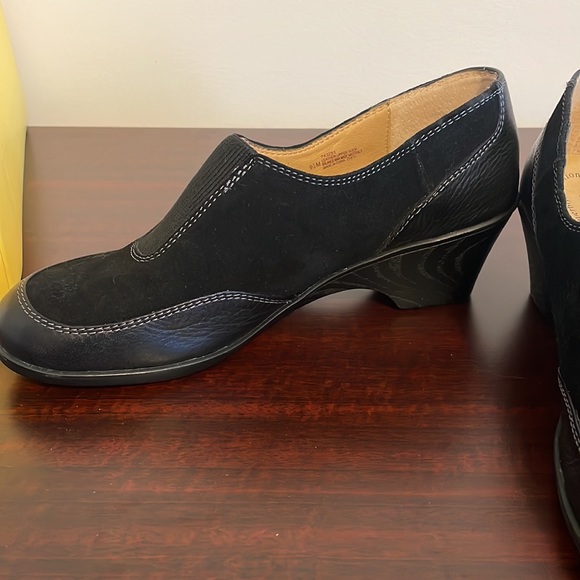 New in box Softspots Black Suede shoe - Picture 3 of 7
